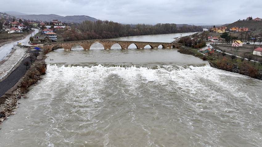 Kızılırmak'ın debisi yükseldi, 15. yüzyıla ait Şahruh Köprüsü'nün 8 kemeri suyla doldu