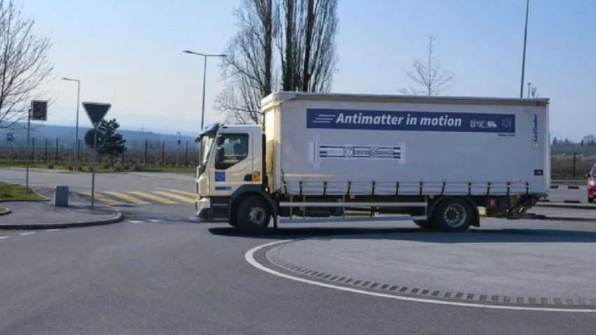 Bilim tarihinde bir ilk: Antimadde ilk kez CERN kamyonunun arkasında taşındı