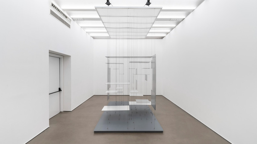 Sergen Şehitoğlu, Maze Installation Version #1, 2026, metal yerleştirme, paslanmaz çelik kompozit, 5 + 1 AP, 290 x 200 x 200 cm (Fotoğraf: Zeynep Fırat, SANATORIUM’un izniyle)