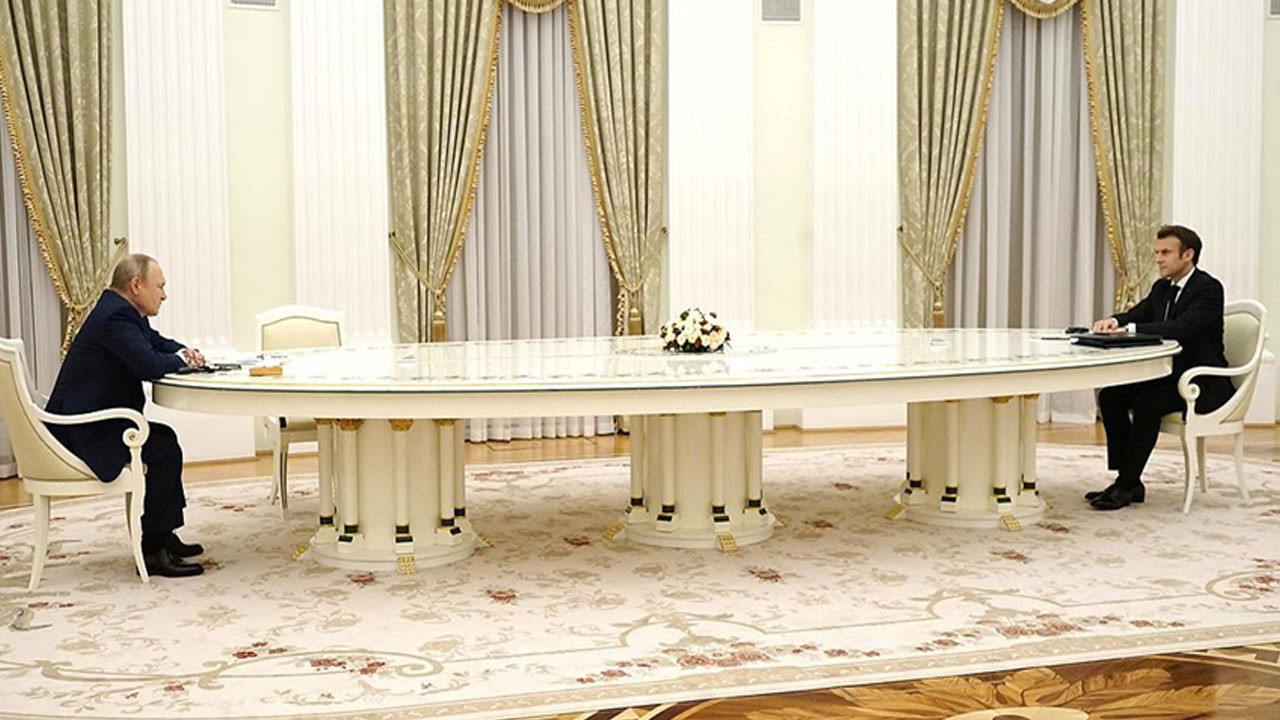 İtalyan ve İspanyol marangozlar, Putin’in 6 metrelik masasını paylaşamadı