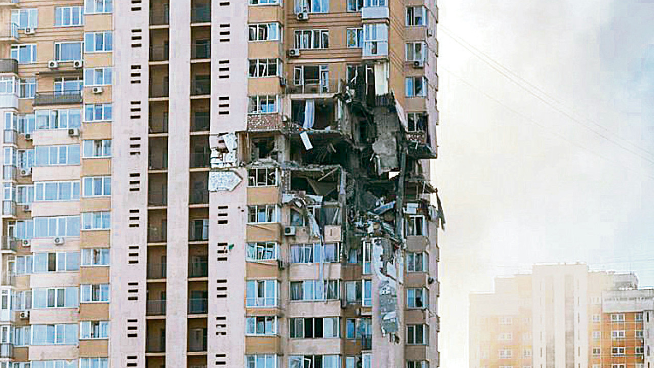 Başkent Kiev’de Rusya tarafından vurulan bir apartman