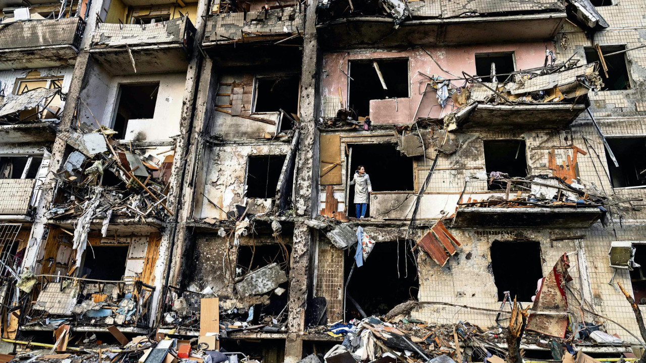 Kiev’in kuzeyinde bombalara hedef olan bu bina tamamıyla tahrip oldu (Fotoğraf: Lynsey Addario/The New York Times)