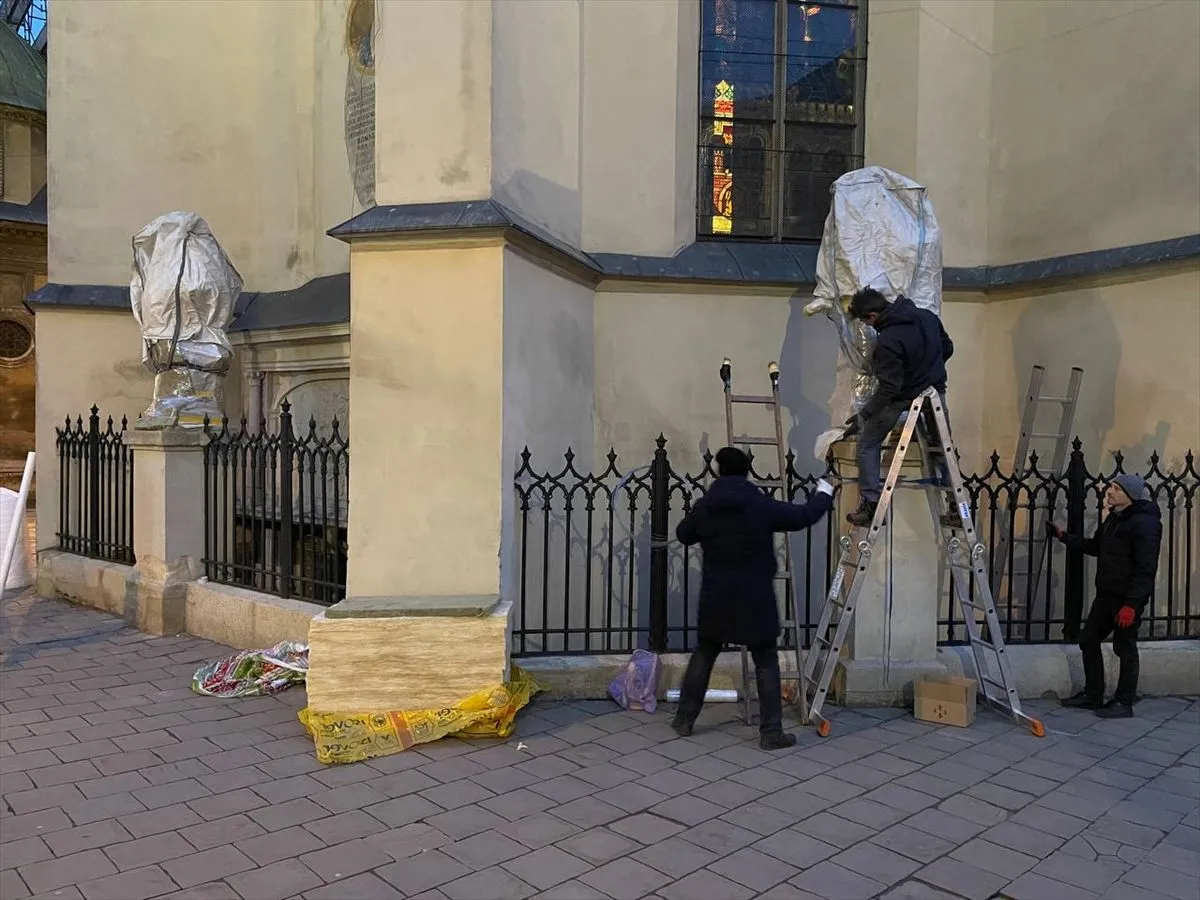 Lviv halkı olası saldırıya karşı tarihi eserleri korumaya alıyor