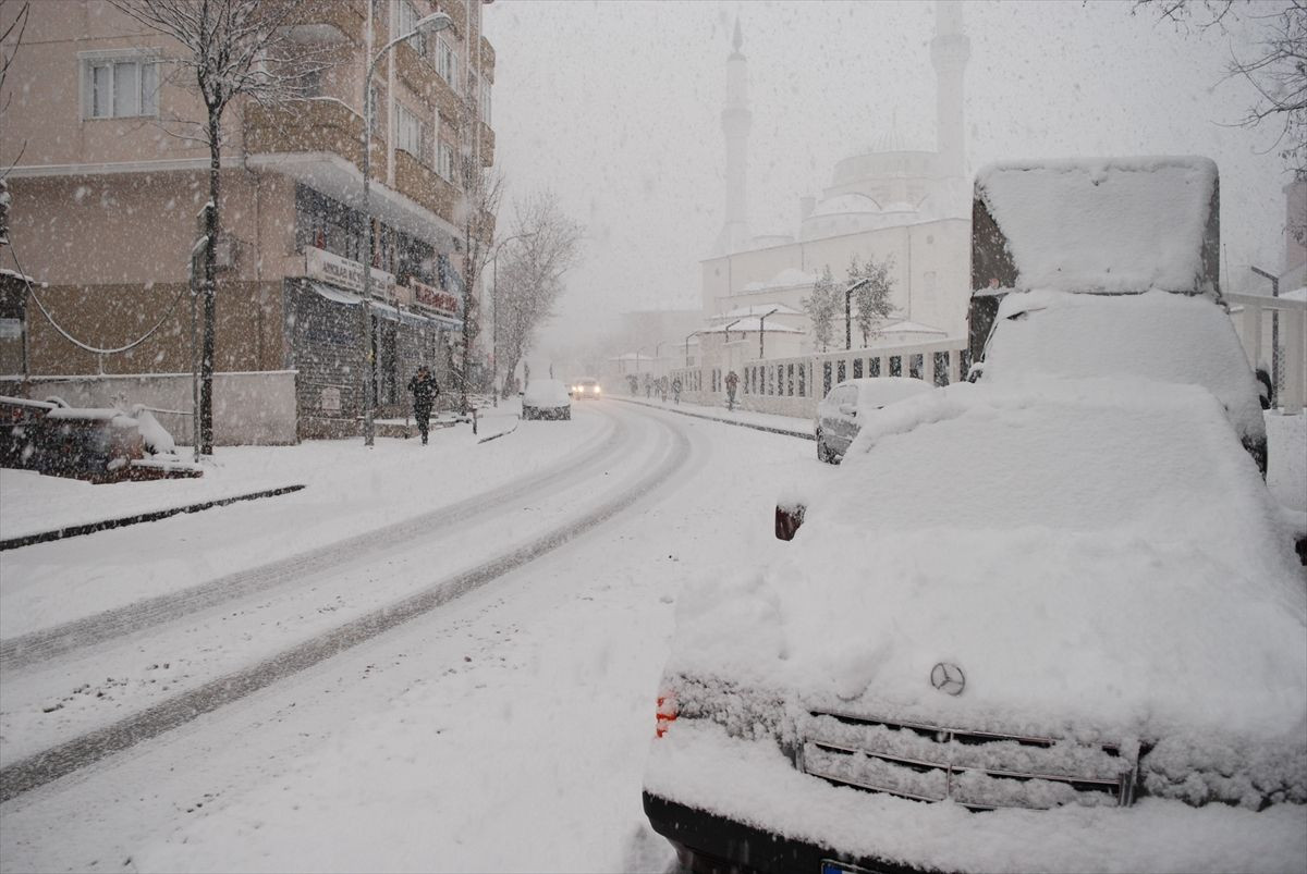 İstanbul’da cumartesi 18.00 için kar uyarısı (Dün gece ve bu sabahtan kar manzaraları)