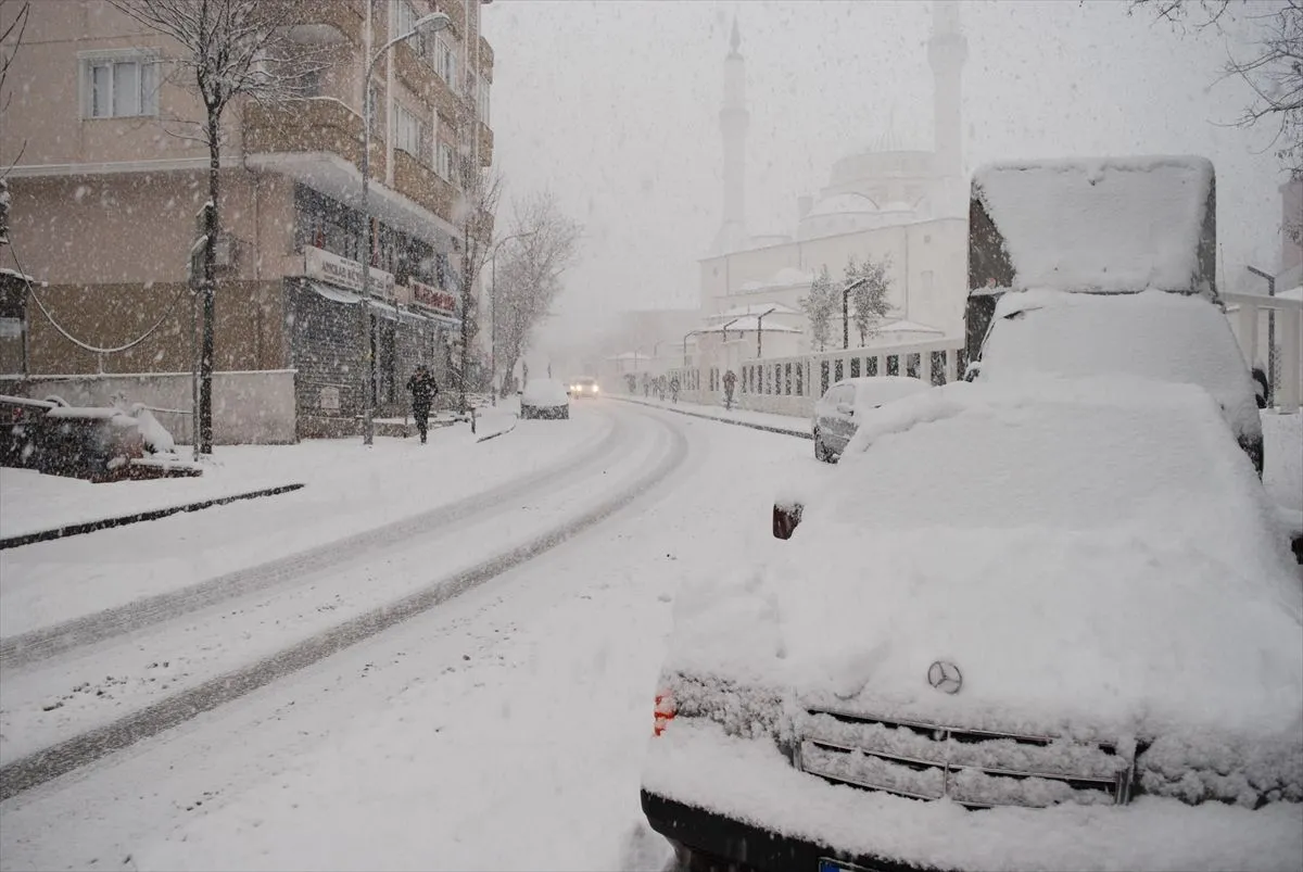 İstanbul’da cumartesi 18.00 için kar uyarısı (Dün gece ve bu sabahtan kar manzaraları)
