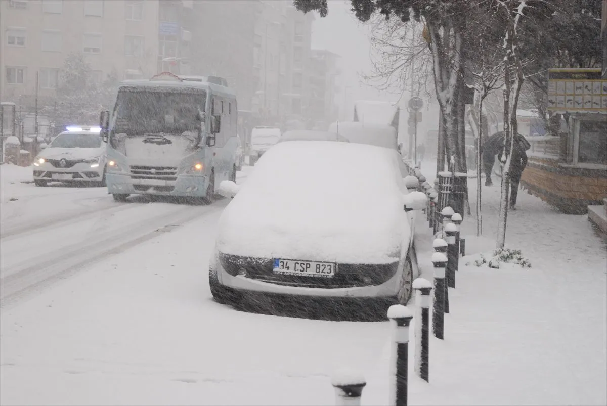 İstanbul’da cumartesi 18.00 için kar uyarısı (Dün gece ve bu sabahtan kar manzaraları)