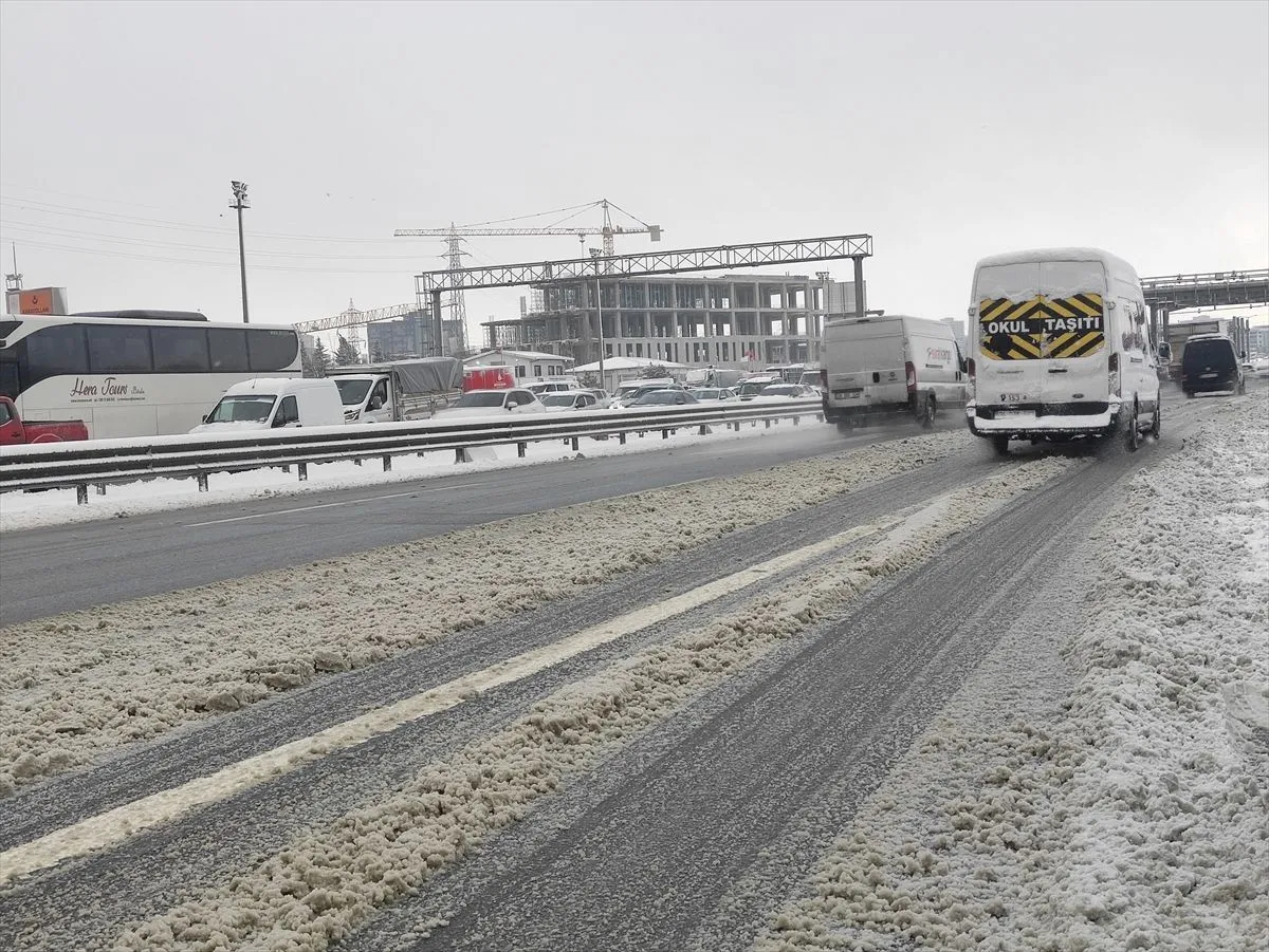 İstanbul’da cumartesi 18.00 için kar uyarısı (Dün gece ve bu sabahtan kar manzaraları)