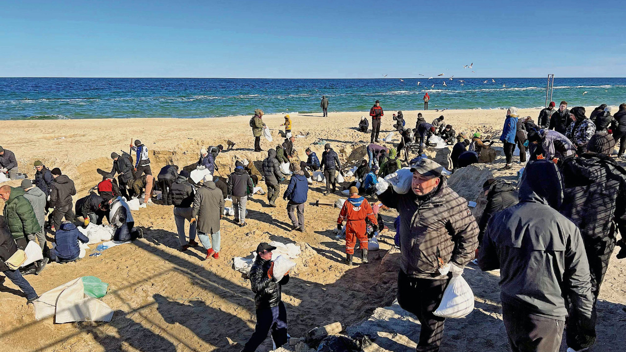 Odessa savunmasının en önemli araçlarından biri kum torbaları. Karadeniz kıyısındaki Yat Kulübü'nün önünden küreklerle toplanan kumlar torbalara doldurulup şehre dağıtılıyor