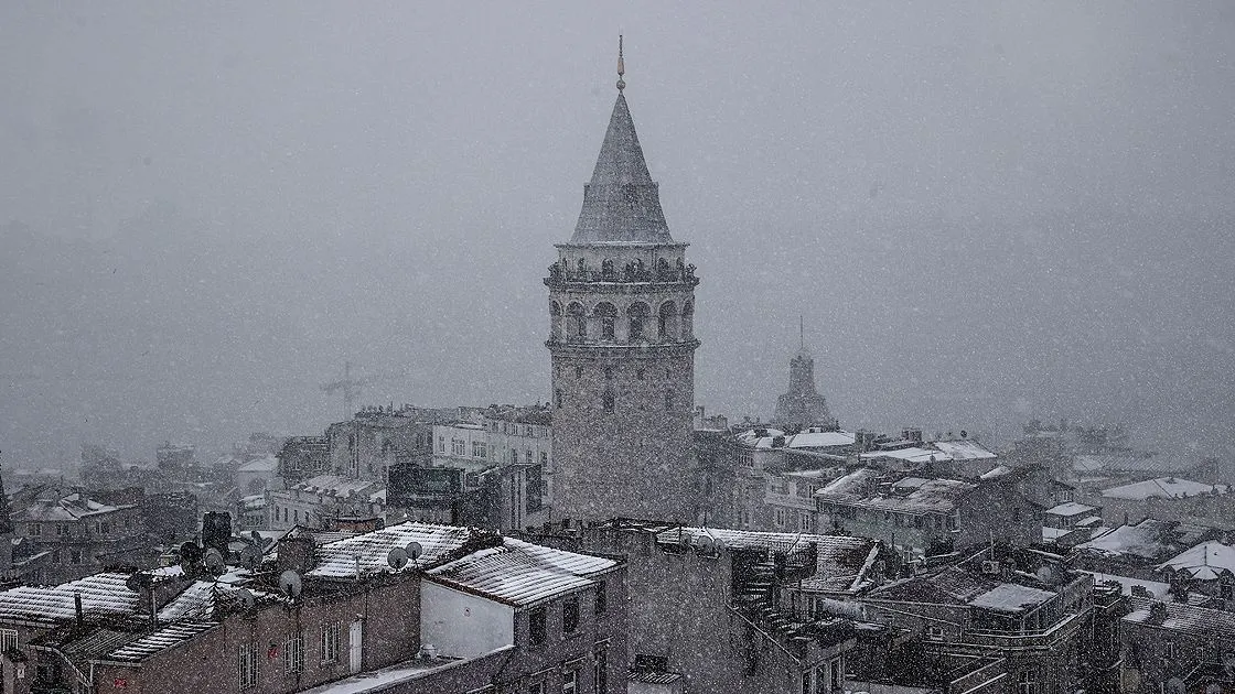 İstanbul'da kar yağışı akşam saatlerinde de devam ediyor