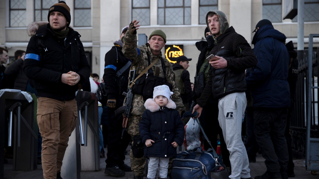 Ukrayna güvenlik güçleri Odessa'dan tahliye edenlerin başında. 15 Mart 2022. (Fotoğraf: Tyler Hicks/The New York Times)
