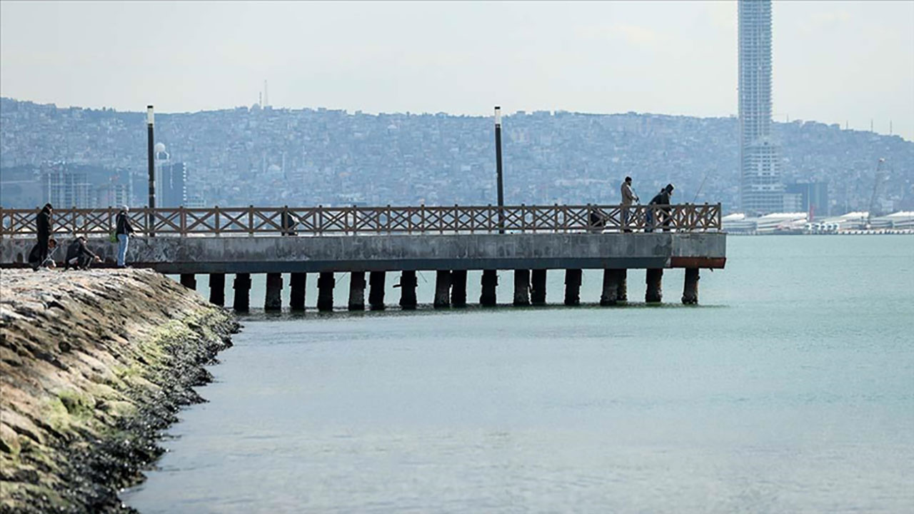  İzmir'de deniz suyu, poyraz ve gelgit nedeniyle çekildi