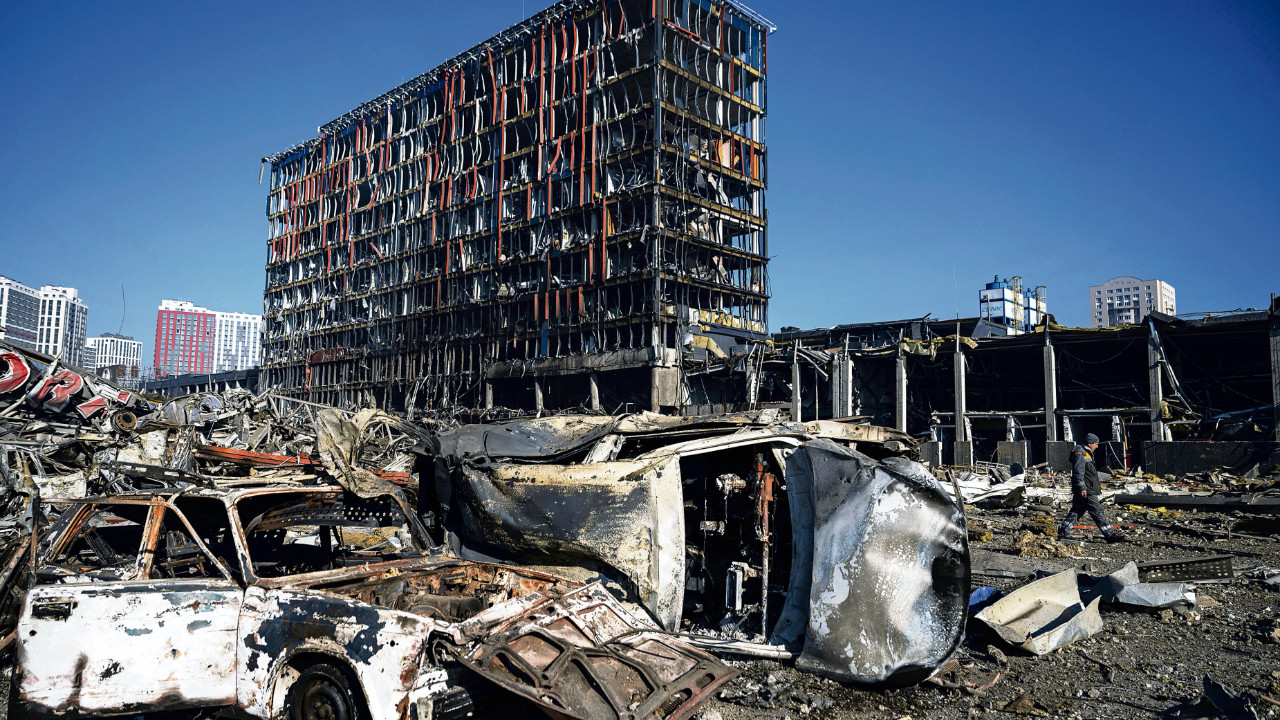ABD’nin Kiev’de vurduğu bir alışveriş merkezinden geriye kalanlar (Fotoğraf: Lynsey Addario/The New York Times)