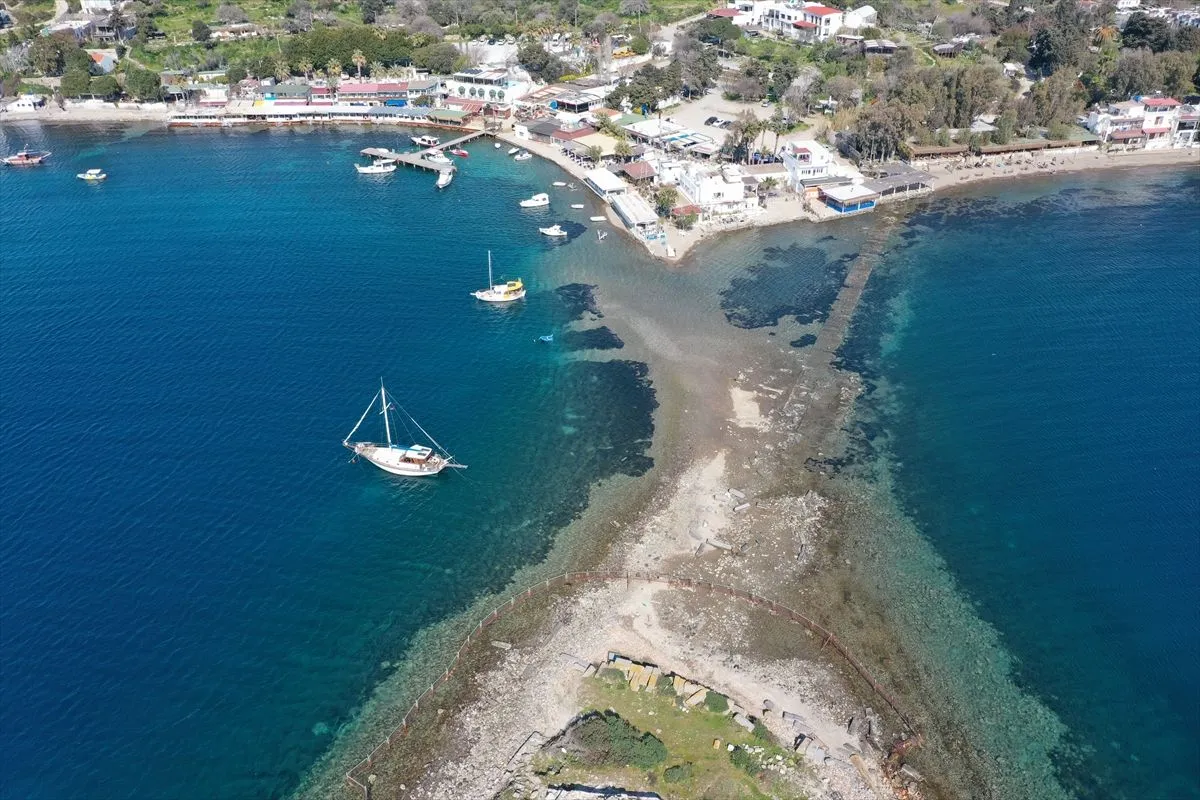 Bodrum'da denizin çekilmesiyle Tavşan Adası'na uzanan tarihi surlar ortaya çıktı