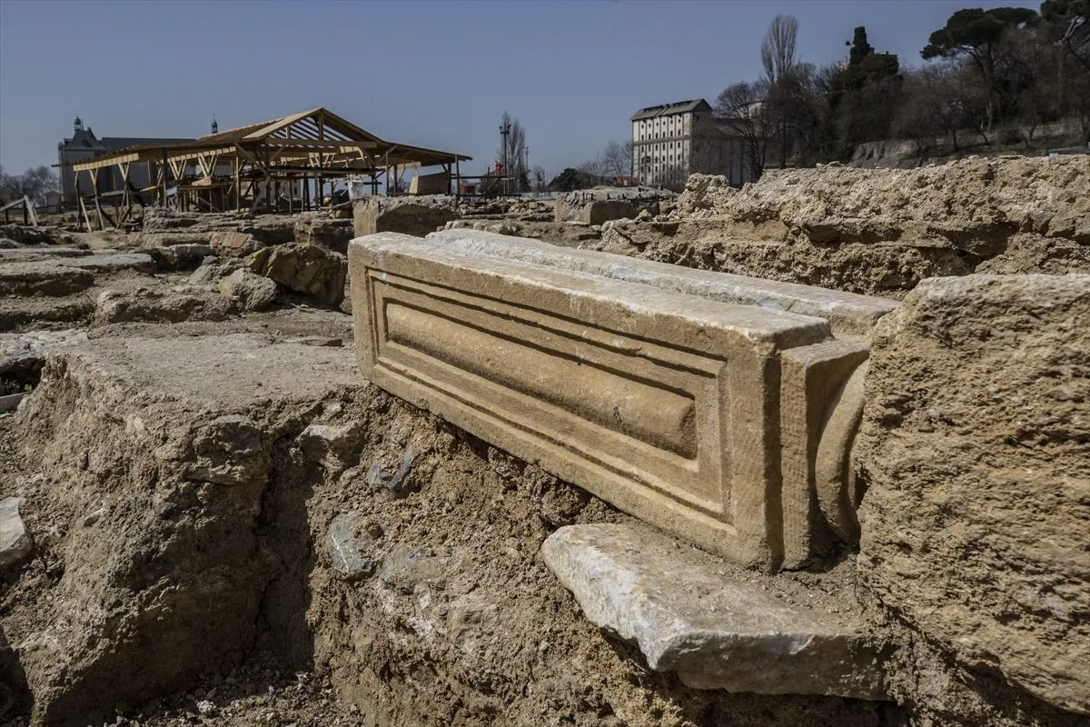 Haydarpaşa kazılarında Helenistik döneme ait kiremit mezar bulundu