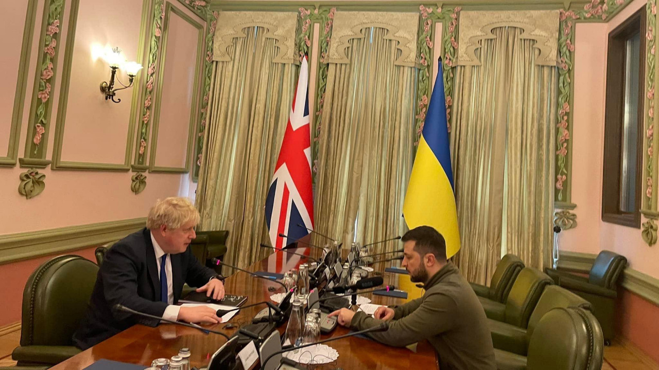 İngiltere Başbakanı Johnson Kiev'de Zelenskiy ile görüştü