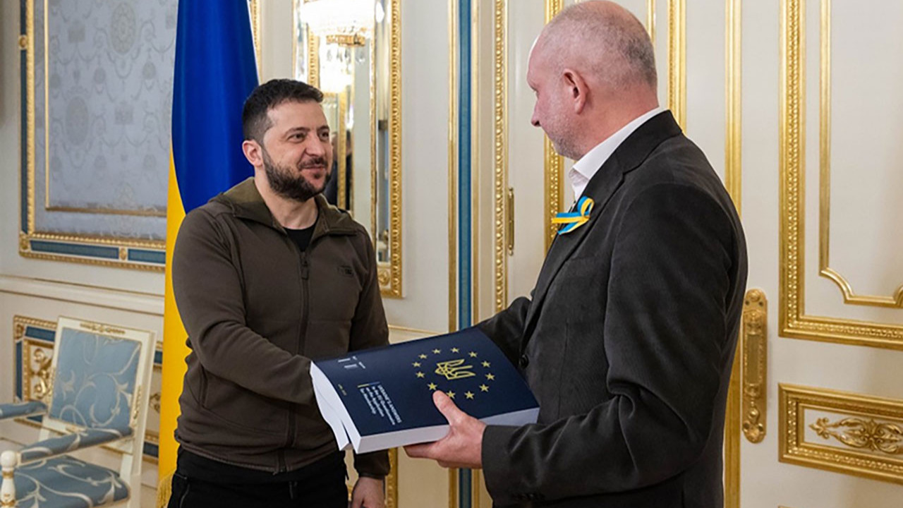 Zelenskiy, Ukrayna'nın AB üyeliğine aday statüsü sağlayacak anketi teslim etti