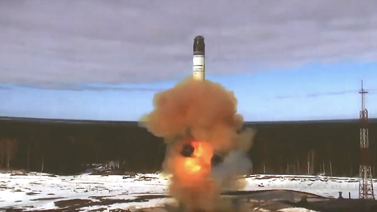 Rusya'dan nükleer gözdağı: Sarmat kıtalararası balistik füzenin denemesi yapıldı