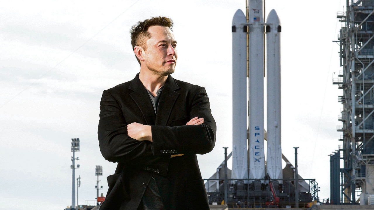 Elon Musk SpaceX Falcon Heavy roketinin önünde poz veriyor (Fotoğraf: Todd Anderson / The New York Times)