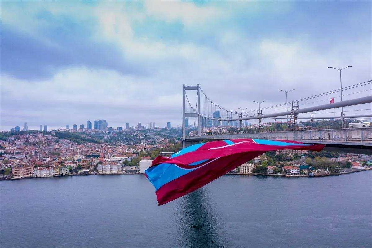 Trabzonspor'un bayrağı Boğaz'da dalgalanıyor