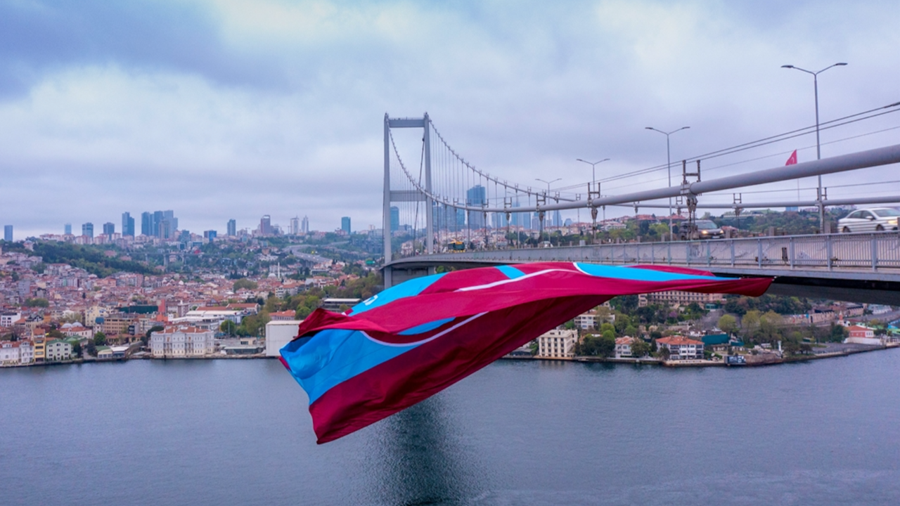 Trabzonspor'un bayrağı Boğaz'da dalgalanıyor
