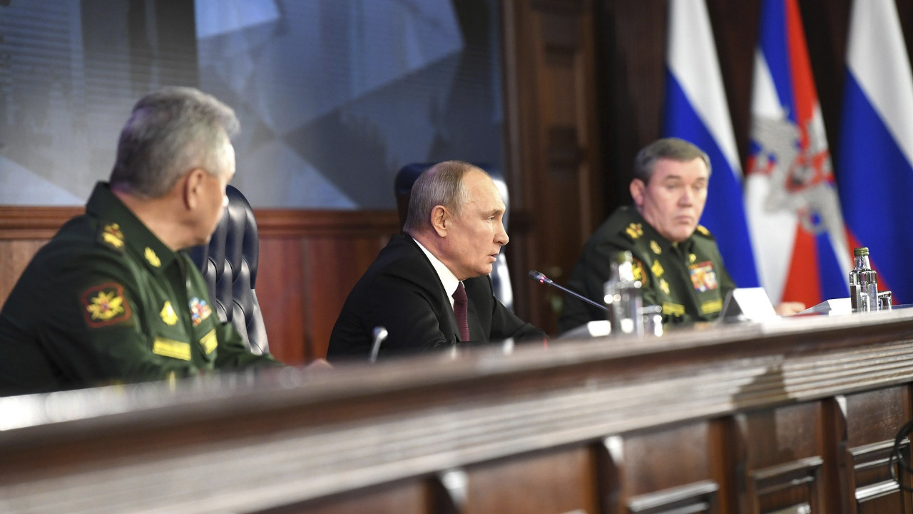 Rusya Devlet Başkanı Vladimir Putin, Rusya Savunma Bakanı Sergei Shoigu ve Rusya Genelkurmay Başkanı Valery Gerasimov ile Savunma Bakanlığı Genişletilmiş Toplantısı’nda (Arşiv)