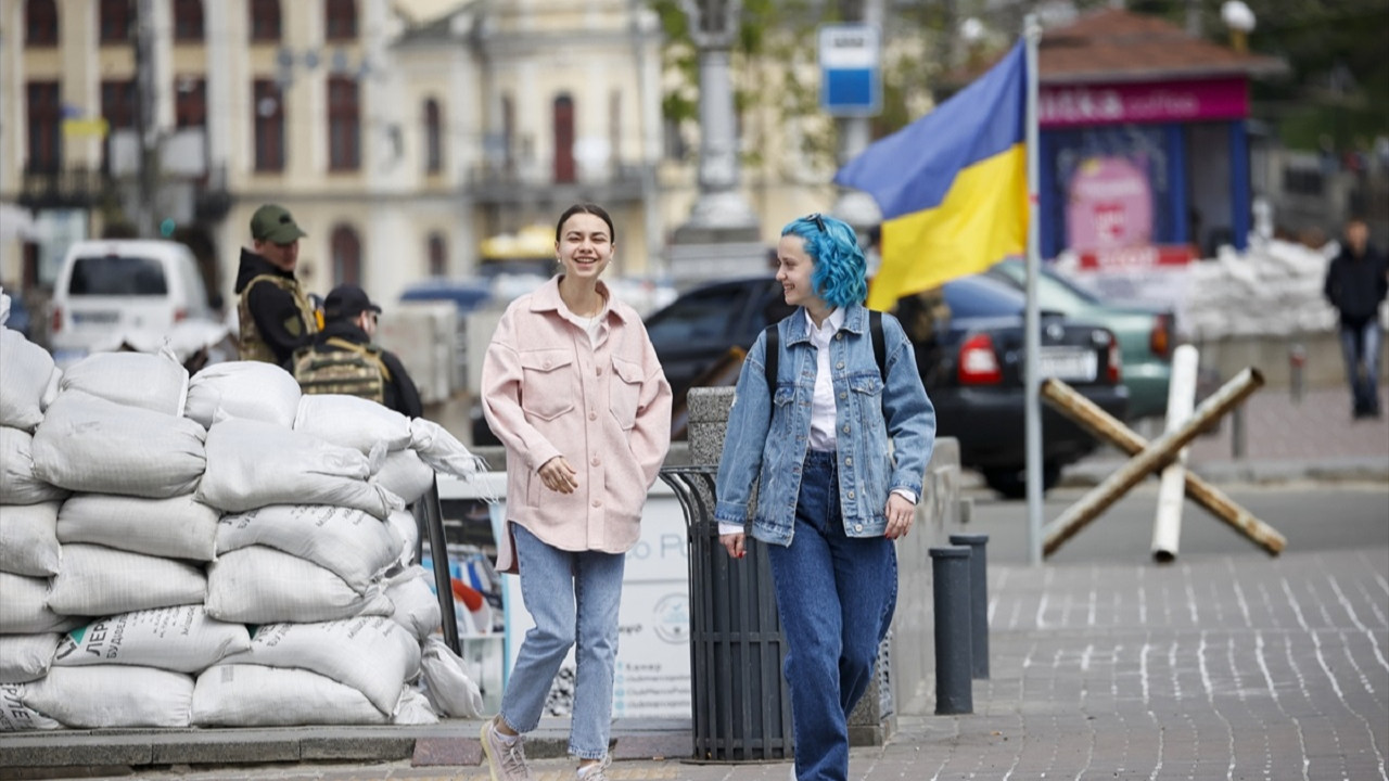 Kiev’de vatandaşlar tedbirli bir şekilde normal hayata dönüyor