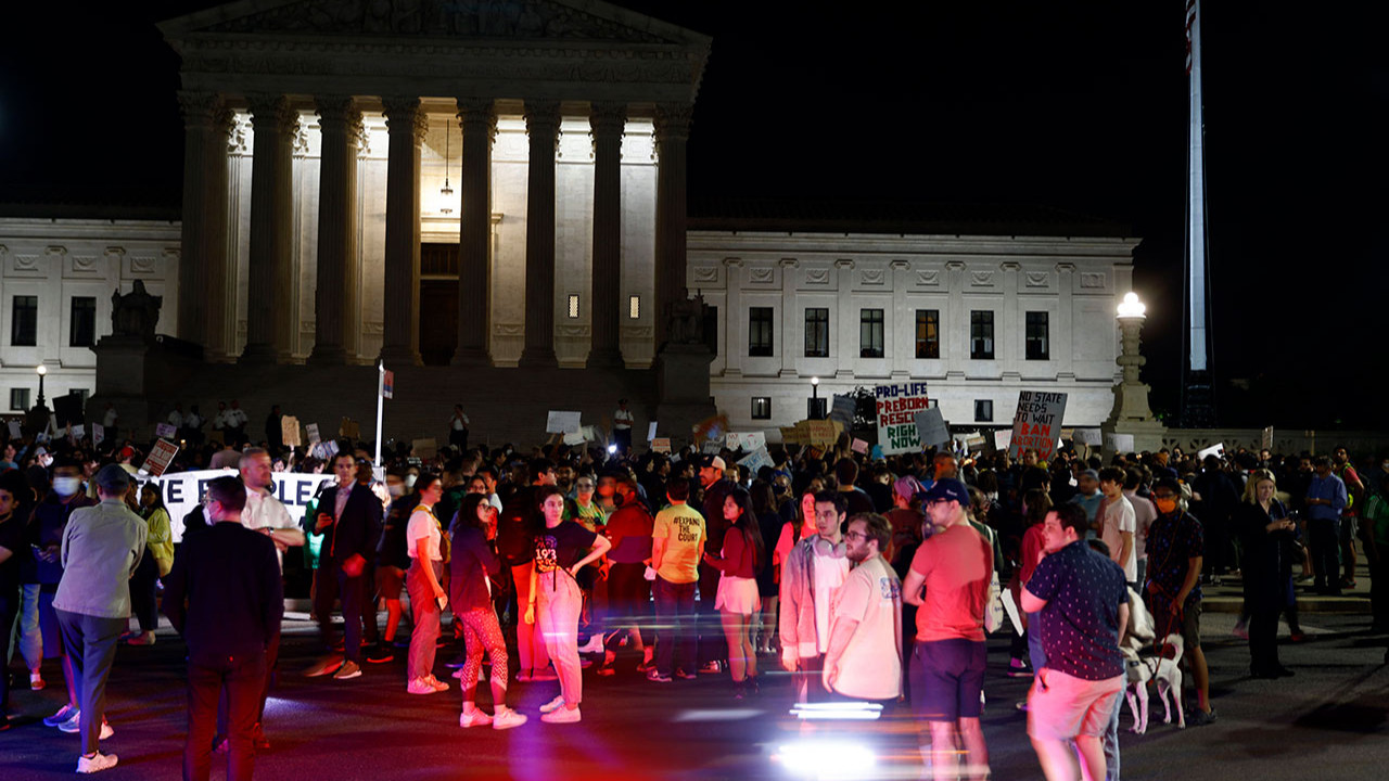 Gizli oylamanın sızması sonrası ABD Yüksek Mahkemesi'nin önündeki protestolar (Fotoğraf:Getty Images aracılığıyla Ting Shen/Bloomberg)