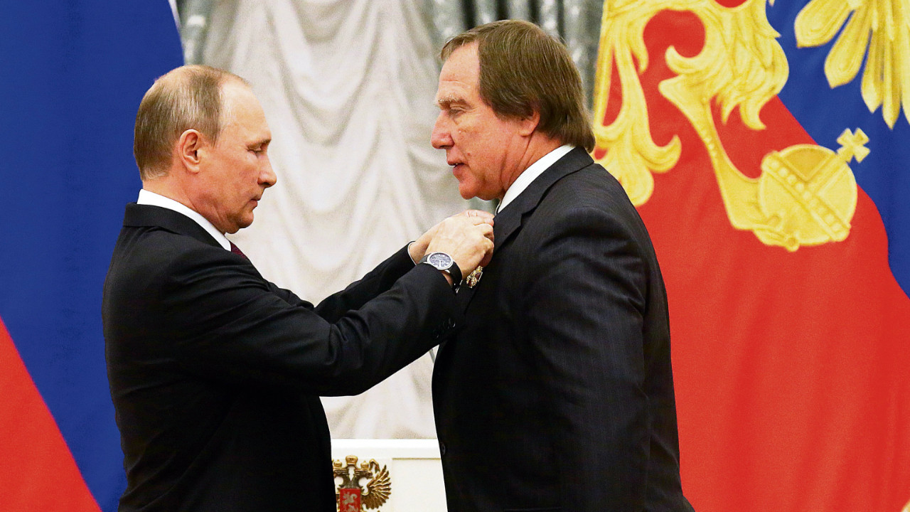 Putin çellocu ve iş insanı arkadaşı Roldugin’e 2016 yılında madalya takıyor (Fotoğraf: Mikhail Svetlov/Getty Images)