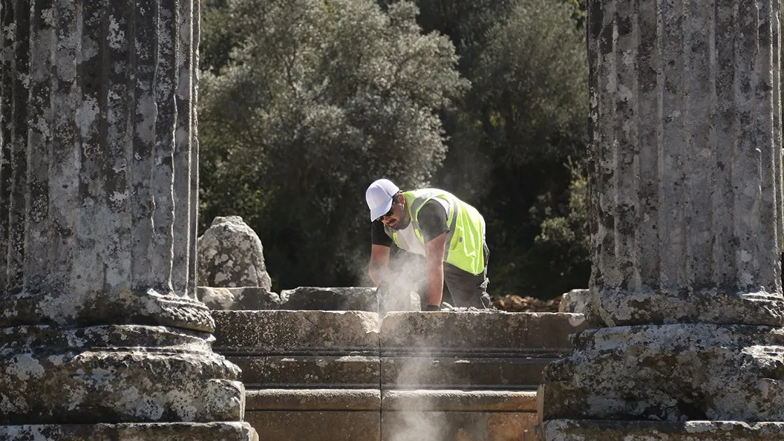 Zeus Lepsynos Tapınağı ihtişamlı sütunlarıyla orijinal görünümüne kavuşuyor