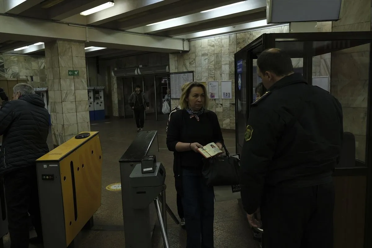 Rus saldırılarında sığınak olarak kullanılan Kiev'deki metrolarda ulaşım yeniden faaliyette