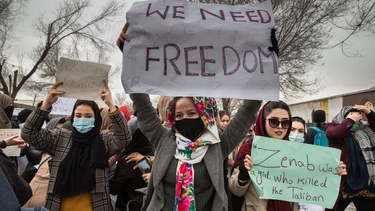 Afganistan'da kadınlar, kendilerine yönelik kısıtlamaların kaldırılmasını isteyen pankartlar taşıyor (19 Ocak 2022)