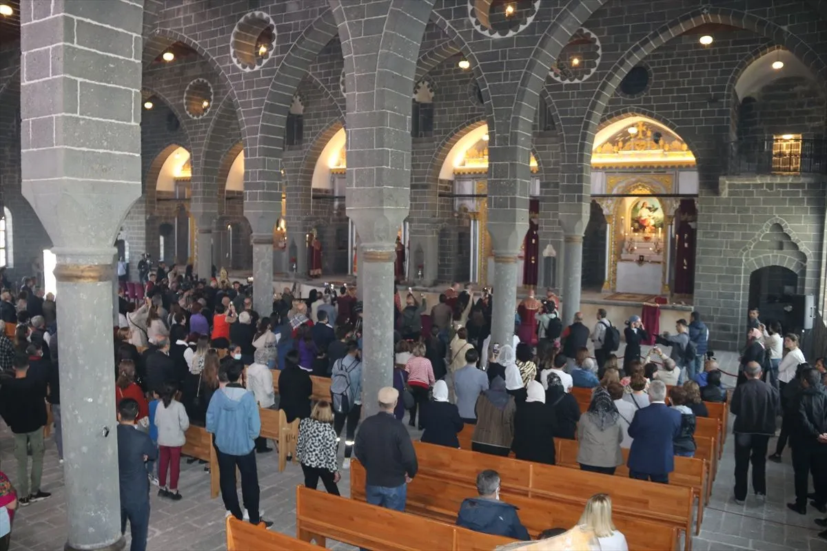Restore edilerek açılan Surp Giragos Ermeni Kilisesi'nde 7 yıl sonra ilk ayin