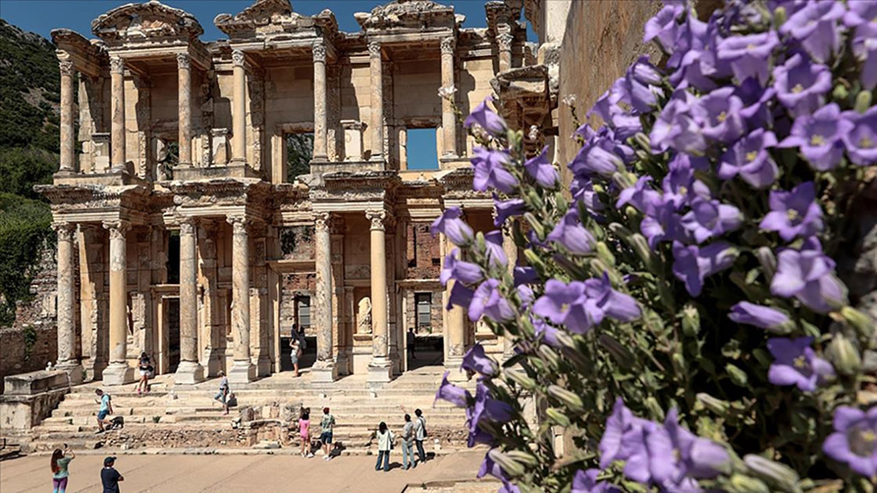 Efes Antik Kenti'nde salgının izi kruvaziyer dalgasıyla siliniyor