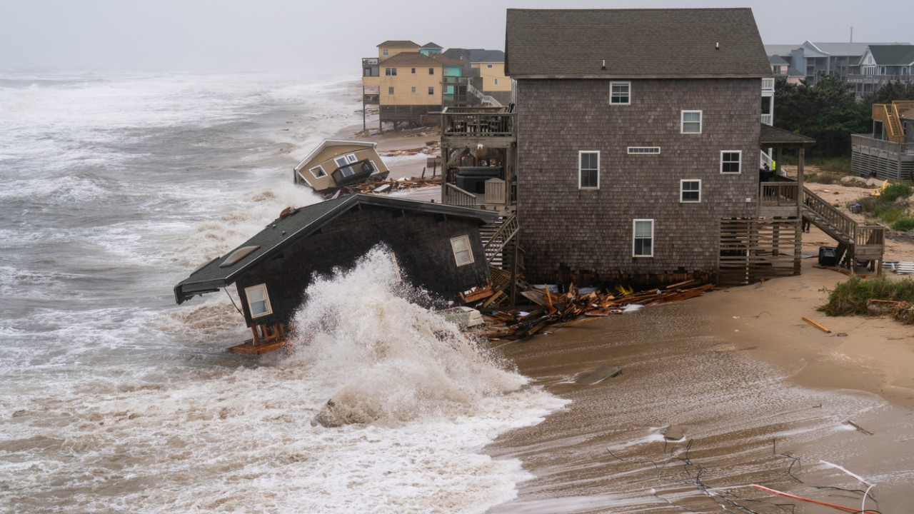 Kuzey Carolina sahilinde Atlantik Okyanusu'nun yuttuğu iki ev. 12 Mayıs 2022 (Fotoğraf: Daniel Pullen/The New York Times)