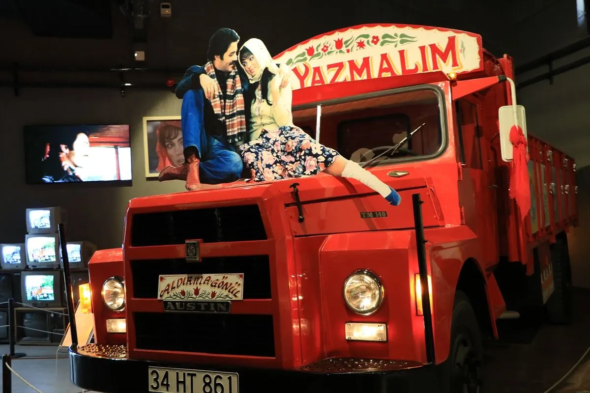 Antalya'da nostaljik araçların sergilendiği Araç Müzesi açıldı