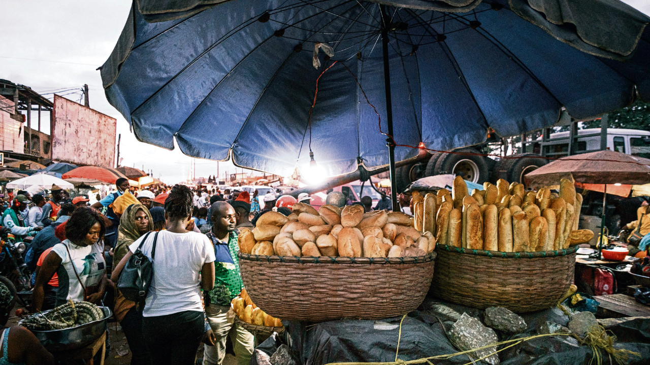 Enflasyonun ezdiği Kamerun’un Douala kentindeki bir pazar yeri. Ekmek fiyatları yoksul ülkelerin büyük derdi (Fotoğraf: Tom Saater/The New York Times)