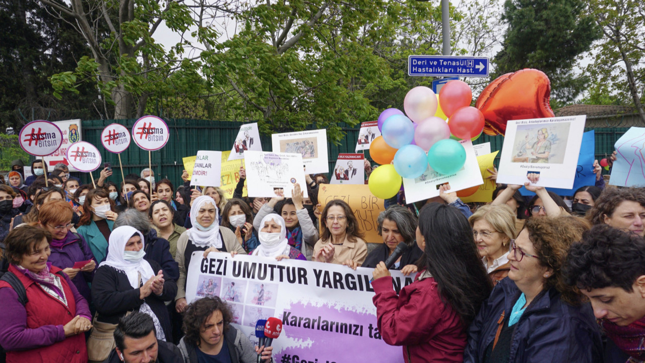 Osman Kavala’ya ağırlaştırılmış müebbet hapis cezası verilen Gezi Davası’nda çıkan kararlar çok sayıda kentteprotesto edildi. Çünkü yargı sistemine güvenini yitirenler, çoğu zaman sesini yükseltmekten başka çare bulamıyor