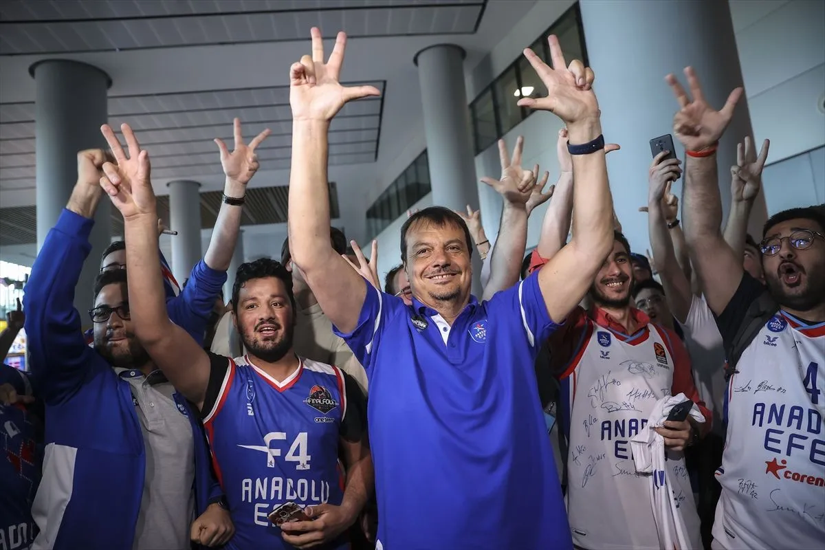 Avrupa şampiyonu Anadolu Efes, Türkiye'ye döndü