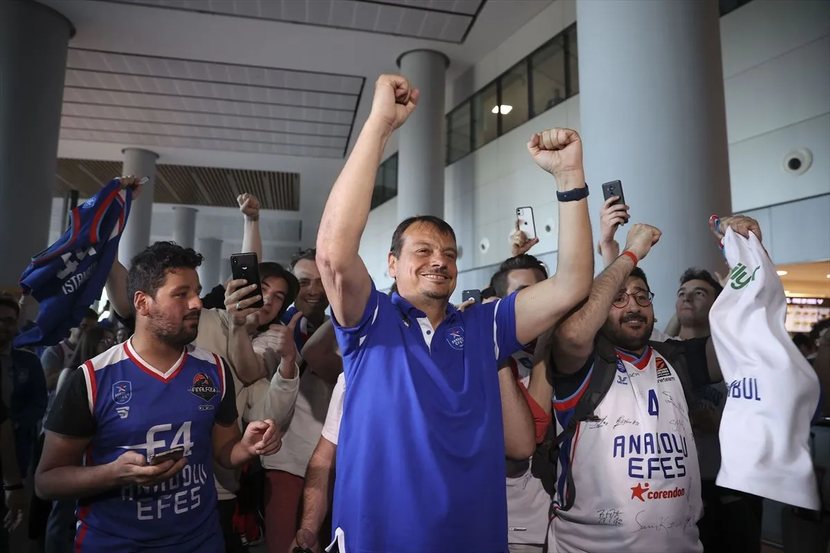 Avrupa şampiyonu Anadolu Efes, Türkiye'ye döndü