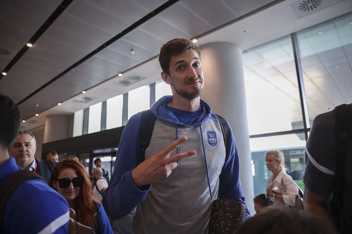 Avrupa şampiyonu Anadolu Efes, Türkiye'ye döndü