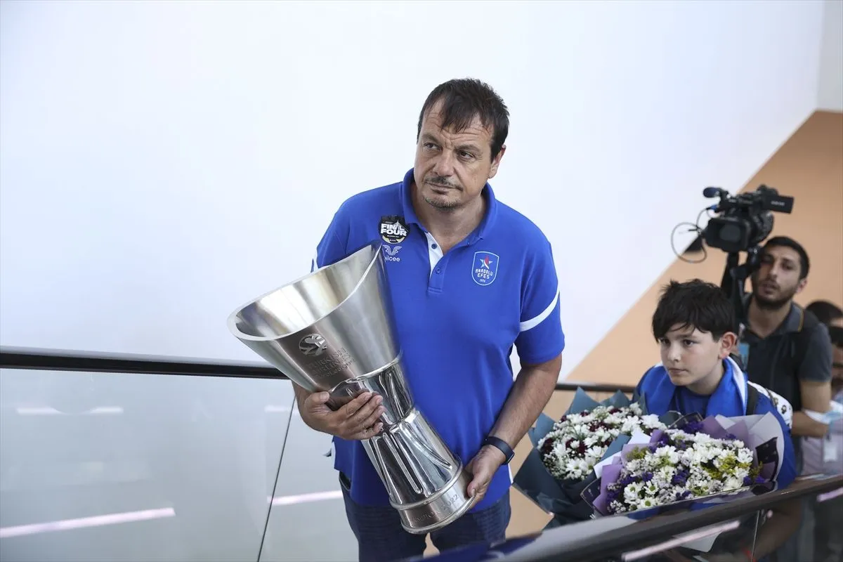 Avrupa şampiyonu Anadolu Efes, Türkiye'ye döndü