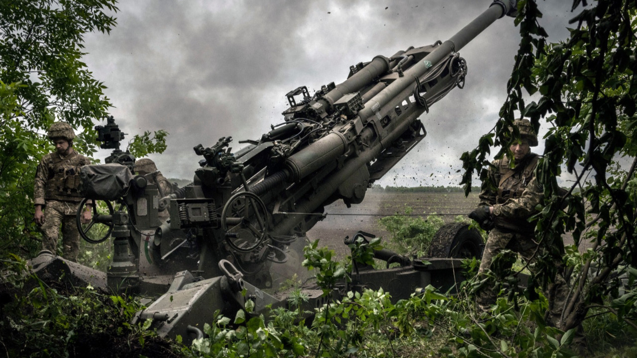 Amerikan M777 obüsünü ateşleyen bir ukrayna taburu. 22 Mayıs 2022 (Fotoğraf: Ivor Prickett/The New York Times)