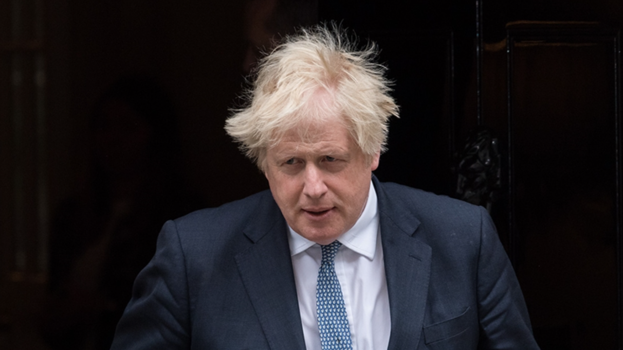 Covid-19 kurallarını ihlal ettiği için özür dileyen İngiltere Başbakanı Johnson istifa etmeyecek
