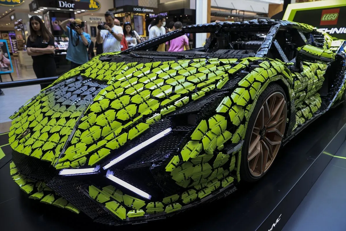 LEGO'nun gerçek boyutlu Lamborghini Sian FKP 37 modeli İstanbul'da