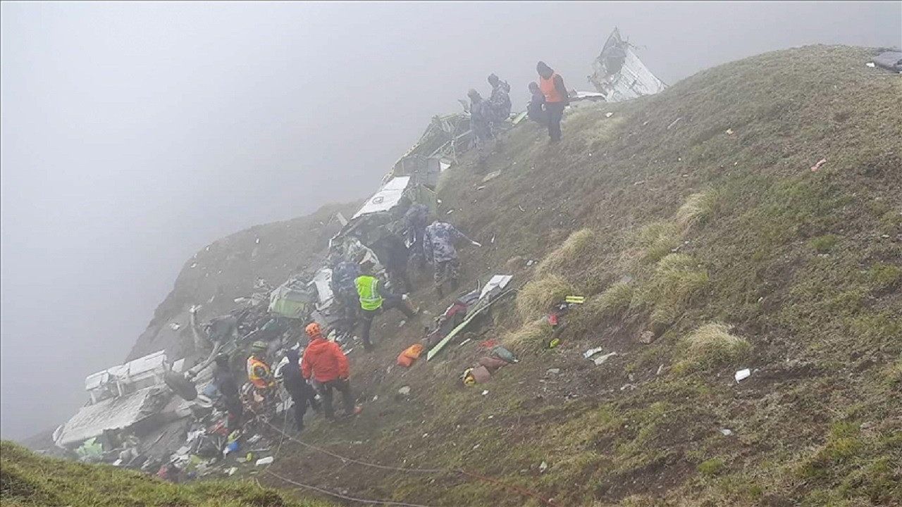 Nepal dağlarında kaybolan uçağın enkazı bulundu: 16 kişinin cansız bedenine ulaşıldı