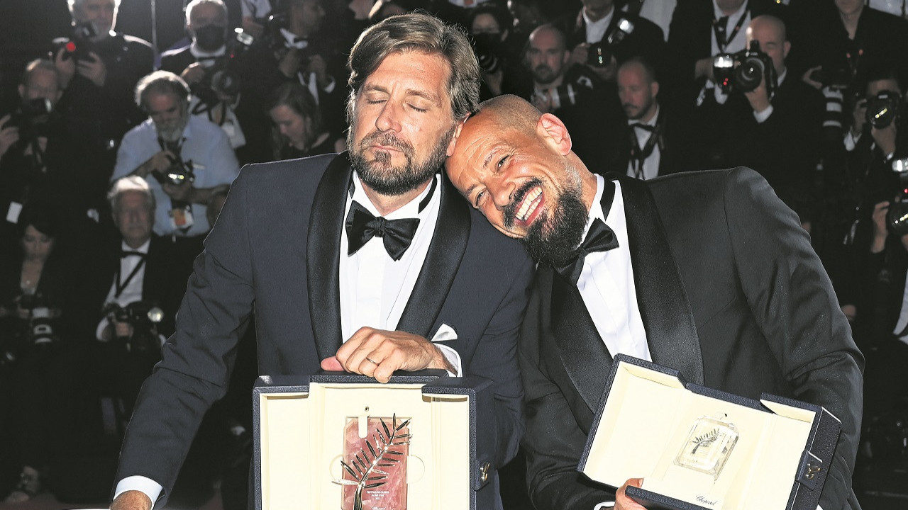 Altın Palmiye alan Triangle of Sadness yapımcıları arasında TRT de var. Robert Östlund ve 75 pırlantalı Altın Palmiye ödülü (solda). En İyi Senaryo Ödülü kazanan Tarık Saleh (sağda)