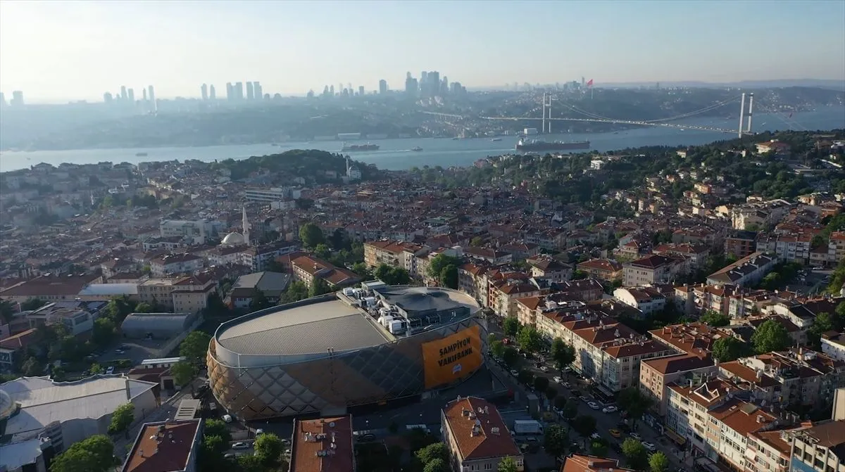 5 kupalı şampiyon VakıfBank'ın bayrağı Boğaz'daki köprülere asıldı
