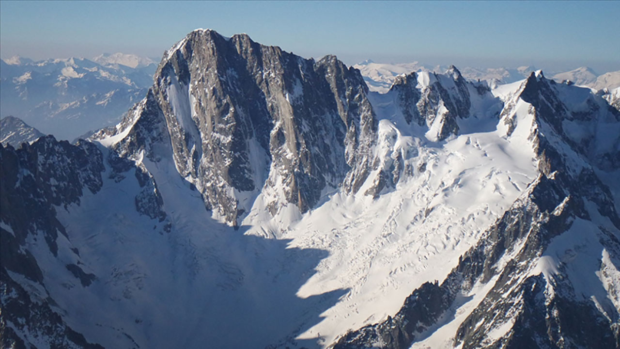Küresel ısınma nedeniyle Alpler'in karla kaplı görüntüsü yeşile döndü