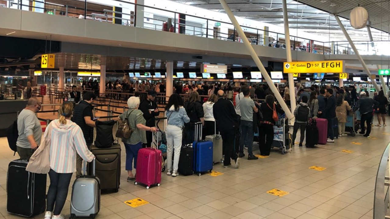 Amsterdam Schiphol Havalimanı'ndaki yoğunluğa çözüm bulunamıyor