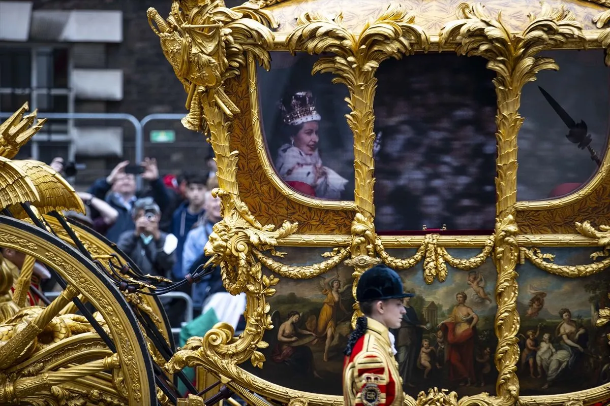 Kutlamalara katılamayan İngiltere Kraliçesi 2. Elizabeth’in hologramı halkı selamladı